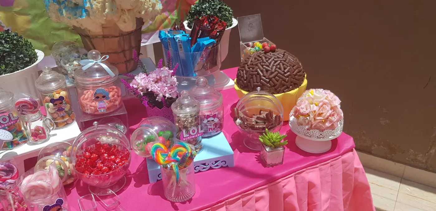 Mesa de doces temática cor-de-rosa