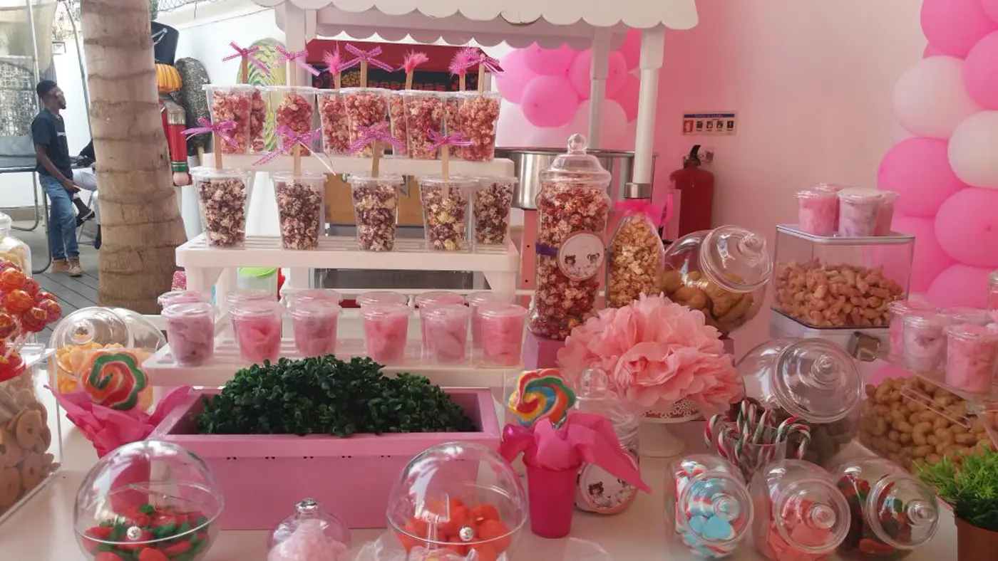 Carrinho de doces com pipocas e algodão doce