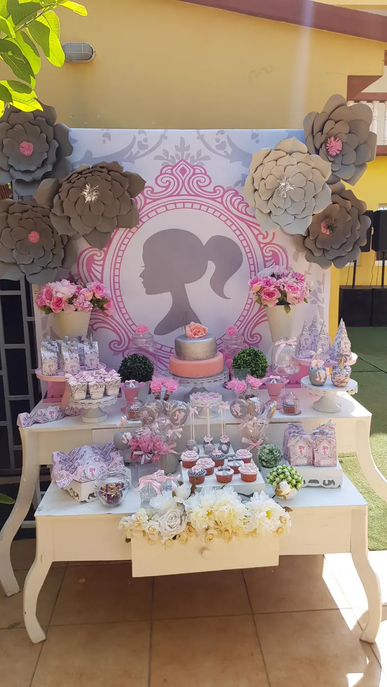 Mesa de princesa em rosa e prata