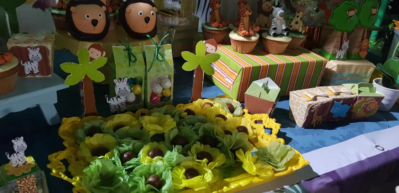 Mesa temática safari com cupcakes