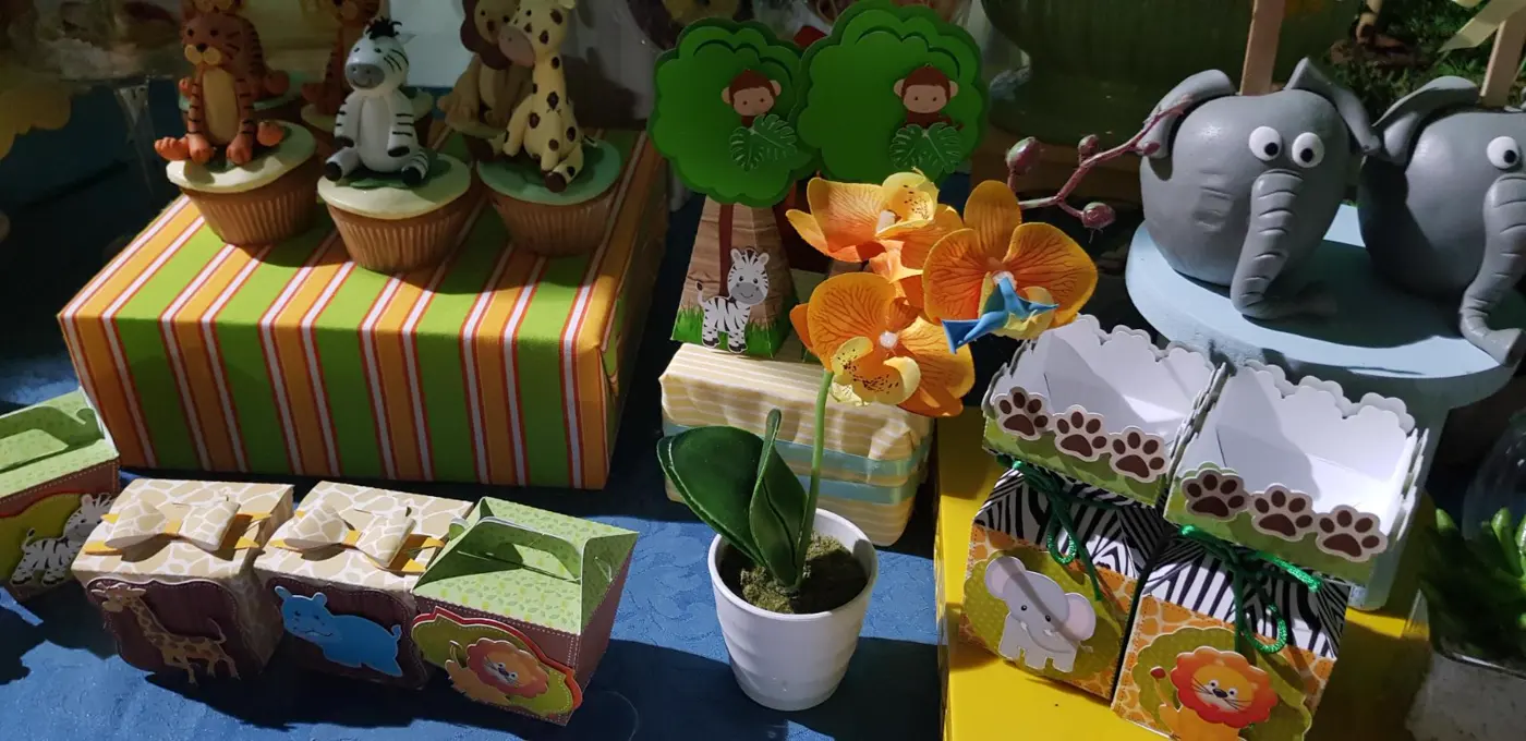 Doces e lembranças tema safari
