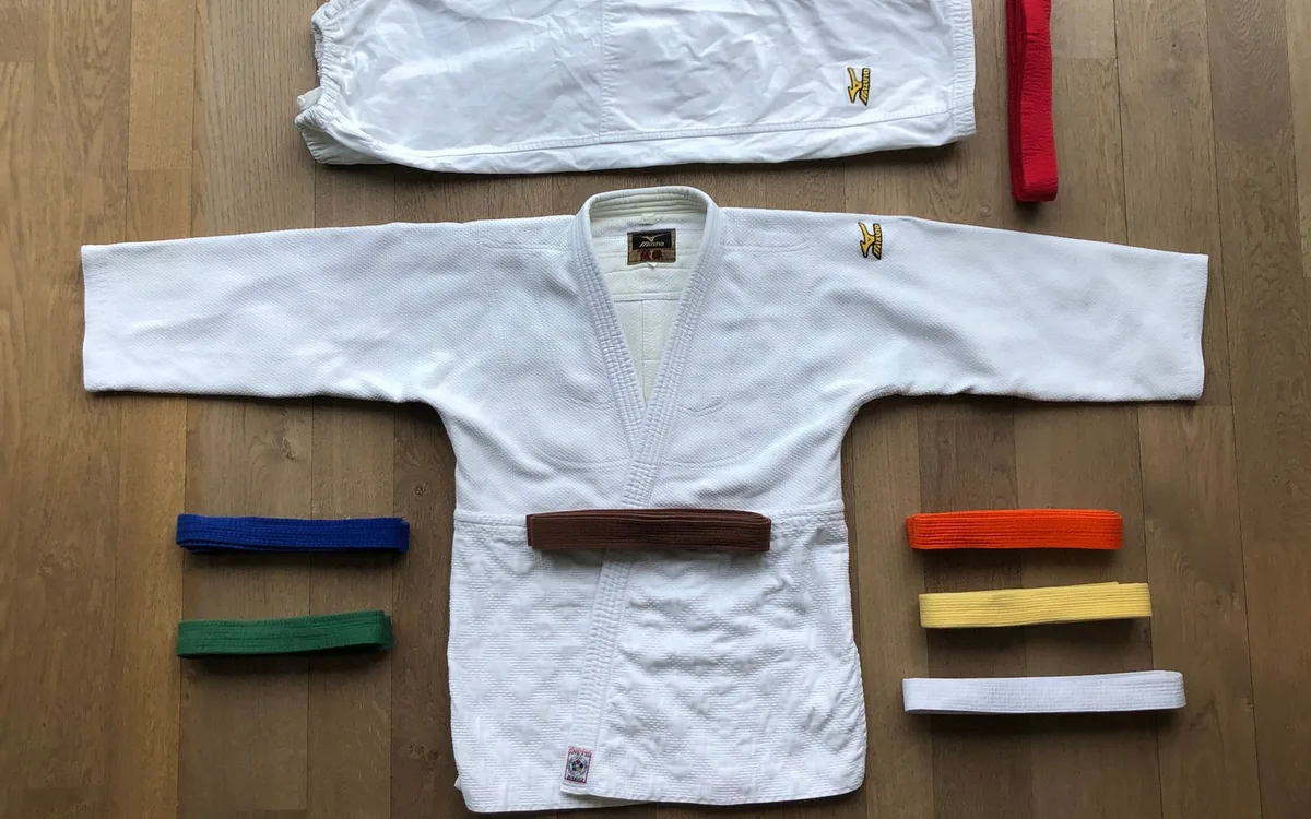 Kimono e cinturões coloridos de jiu-jitsu